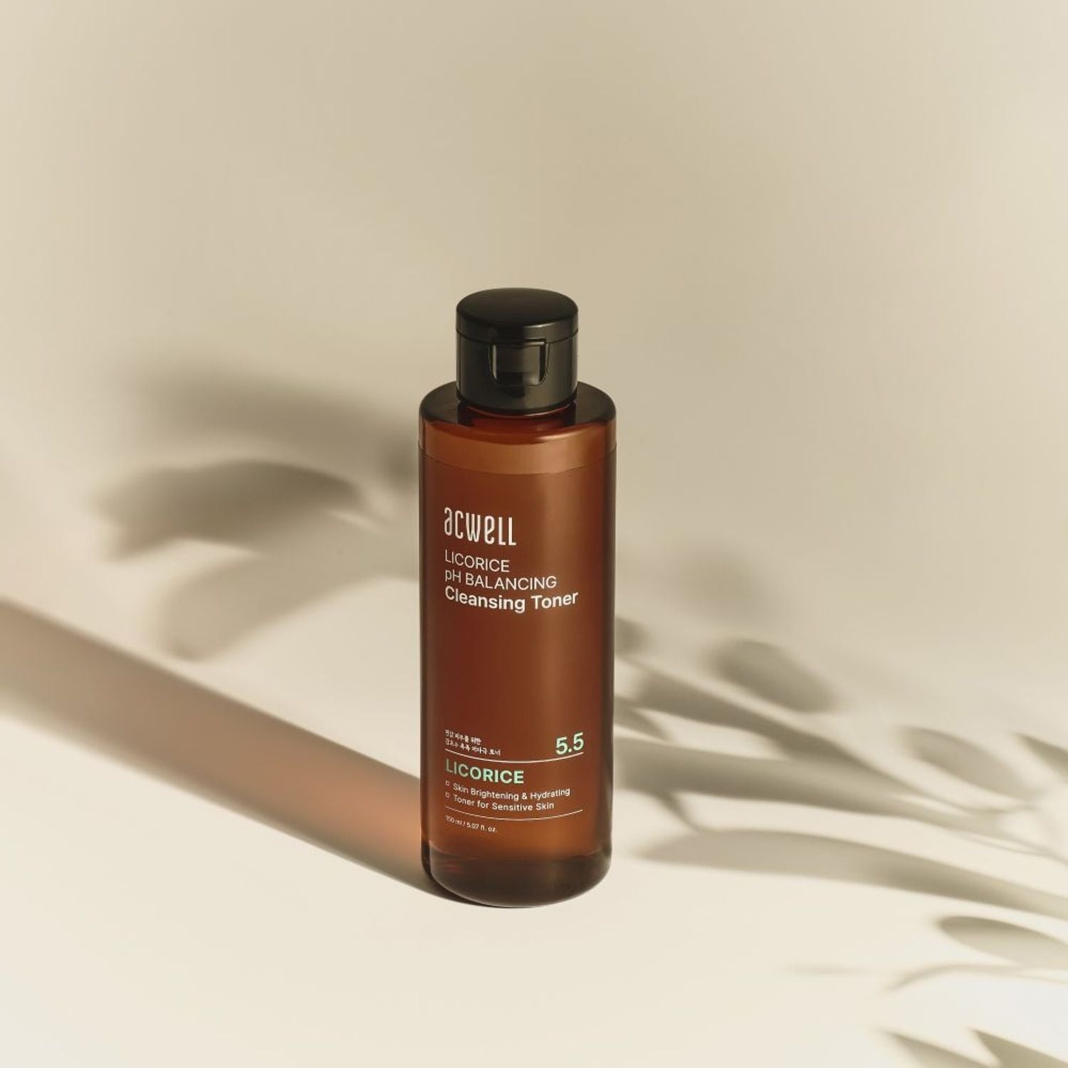 ACWELL Licorice pH Balncing Cleansing Toner 150ml de la marque ACWELL, flacon brun sur fond clair, ombres.