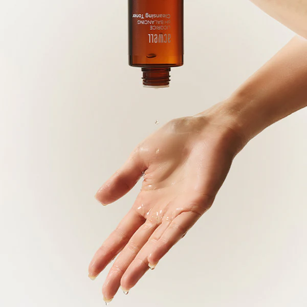 ACWELL Licorice pH Balncing Cleansing Toner 150ml de la marque ACWELL sur main avec produit liquide en contexte beauté