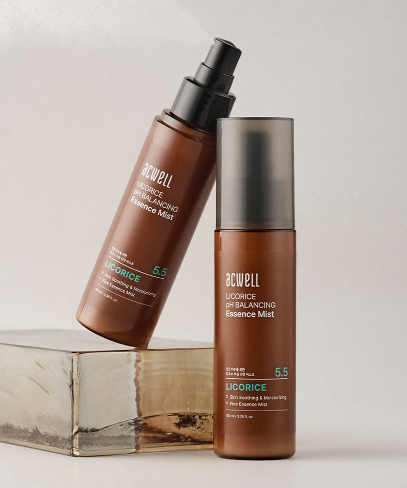 Deux bouteilles d'ACWELL Licorice pH Balancing Essence Mist 100ml sur une table, produit de soin de la peau hydratant et équilibrant au pH.