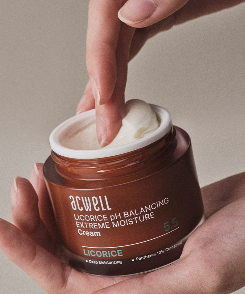 Crème hydratante ACWELL Licorice pH Balancing Extreme Moisture Cream 55ml appliquée sur la peau, hydratation intense.