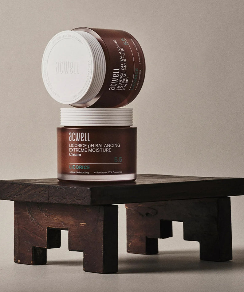 ACWELL Licorice pH Balancing Extreme Moisture Cream 55ml sur une table en bois, soin visage hydratant équilibrant, emballage marron.