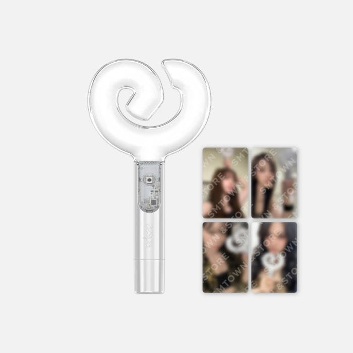 AESPA Official Lightstick ver.2 : lightstick officiel de la marque AESPA, sur fond clair, avec visuel promotionnel flou.