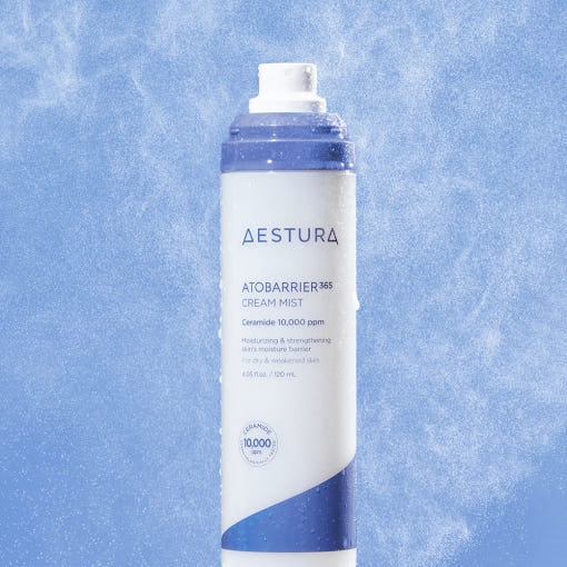 AESTURA  Atobarrier 365 Cream Mist 120ml : brume hydratante sur fond bleu, flacon AESTURA en gros plan.