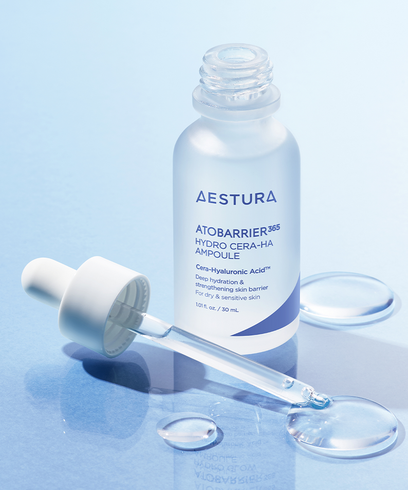 AESTURA  Atobarrier 365 Hydro Cera-HA  Ampoule 30ml en flacon sur fond bleu, sérum cosmétique hydratant