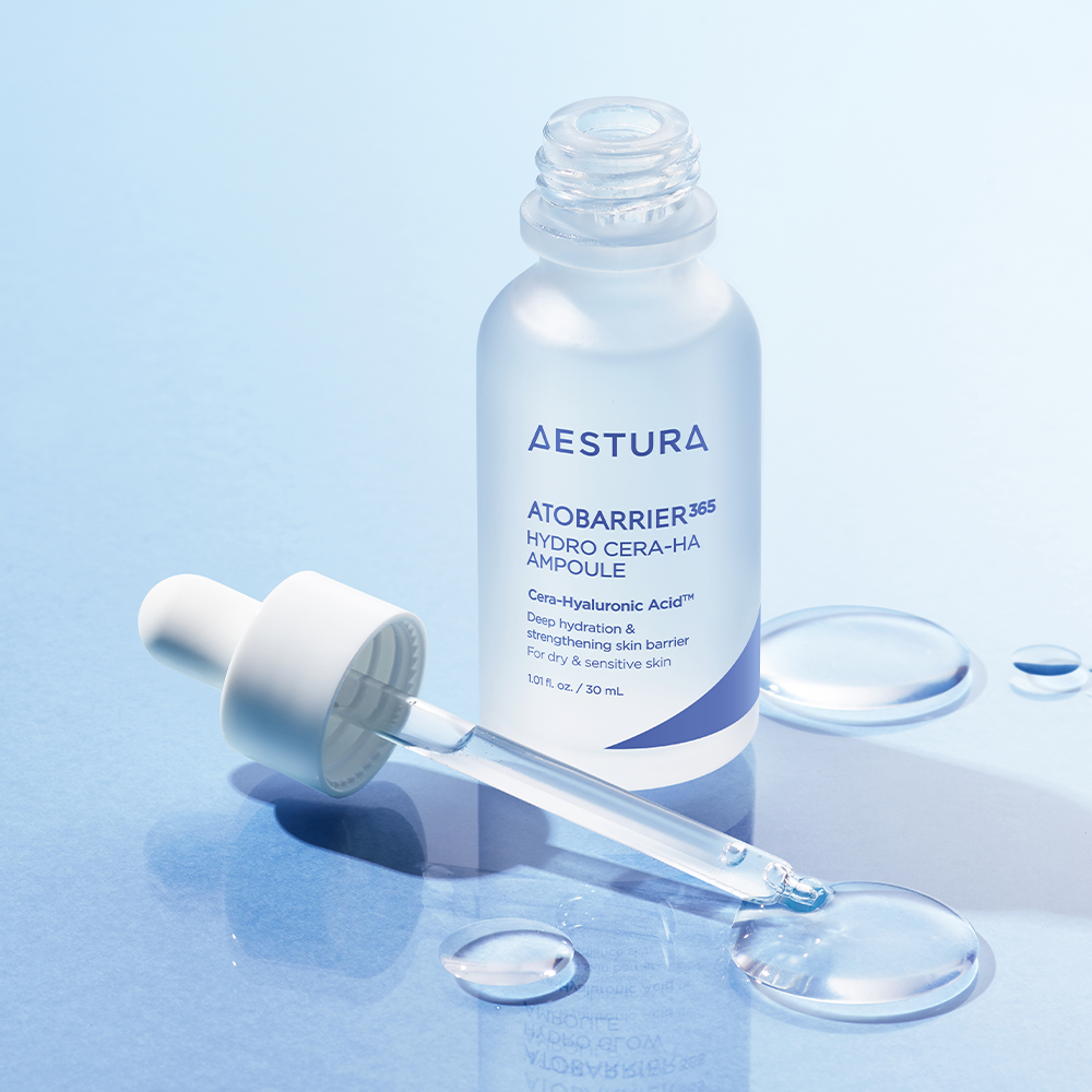 AESTURA  Atobarrier 365 Hydro Cera-HA  Ampoule 30ml en flacon sur fond bleu, sérum cosmétique hydratant