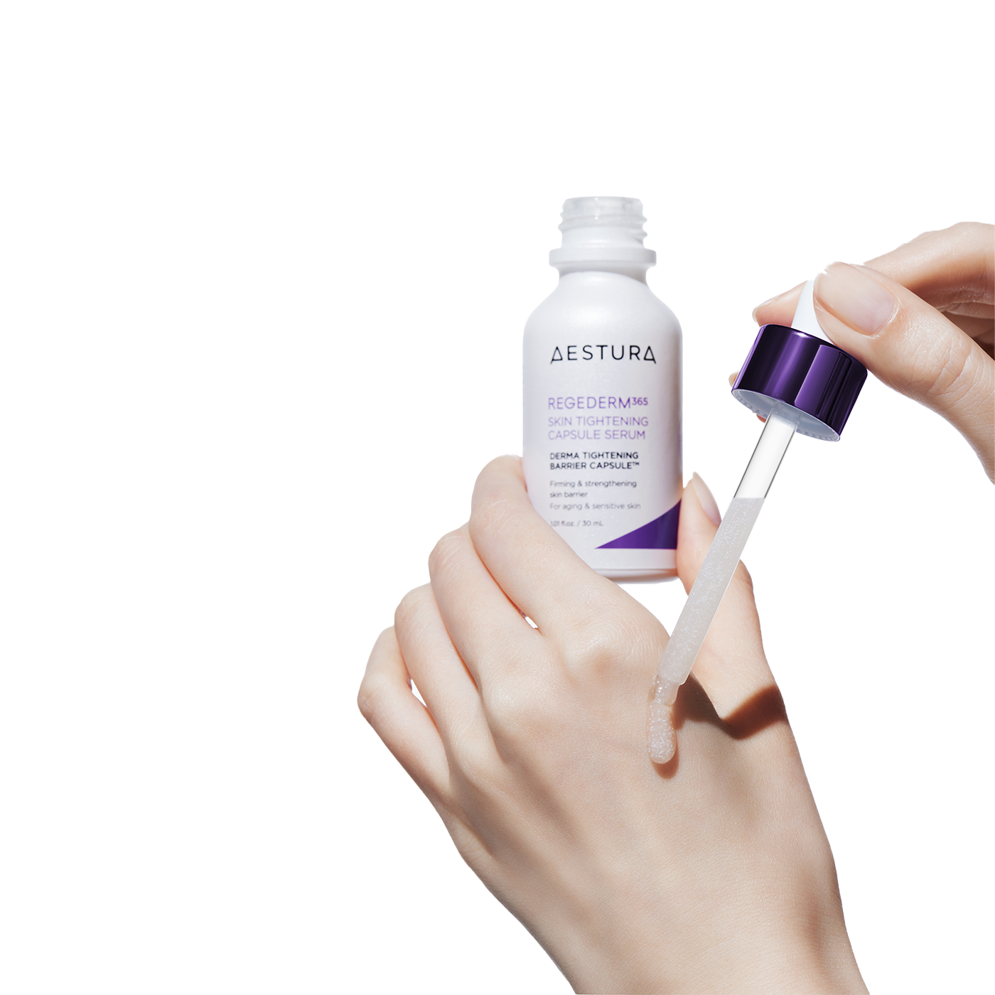 AESTURA Regederm365 Skin Tightening Capsule Serum 30ml, main tenant la pompe, flacon cosmétique blanc sur fond clair.