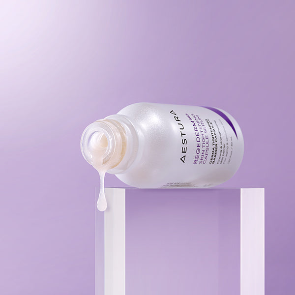 AESTURA Regederm365 Skin Tightening Capsule Serum 30ml sur support, flacon blanc sur fond violet (contexte visuel produit)
