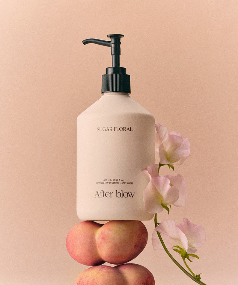 AFTER BLOW Perfume Hand Wash Sugar Floral 400ml, flacon avec pompe, fleurs roses et abricots sur fond beige.