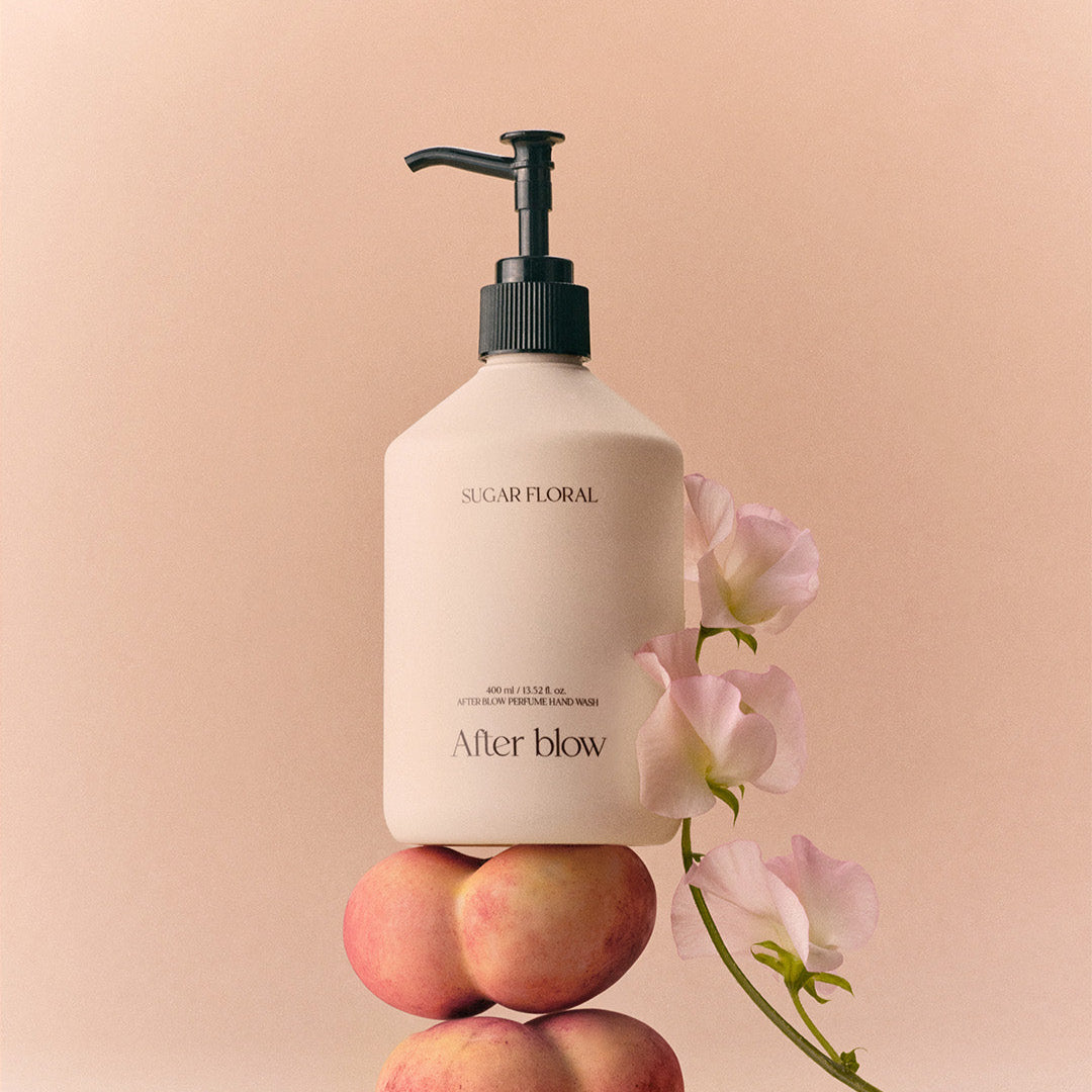 AFTER BLOW Perfume Hand Wash Sugar Floral 400ml, flacon avec pompe, fleurs roses et abricots sur fond beige.