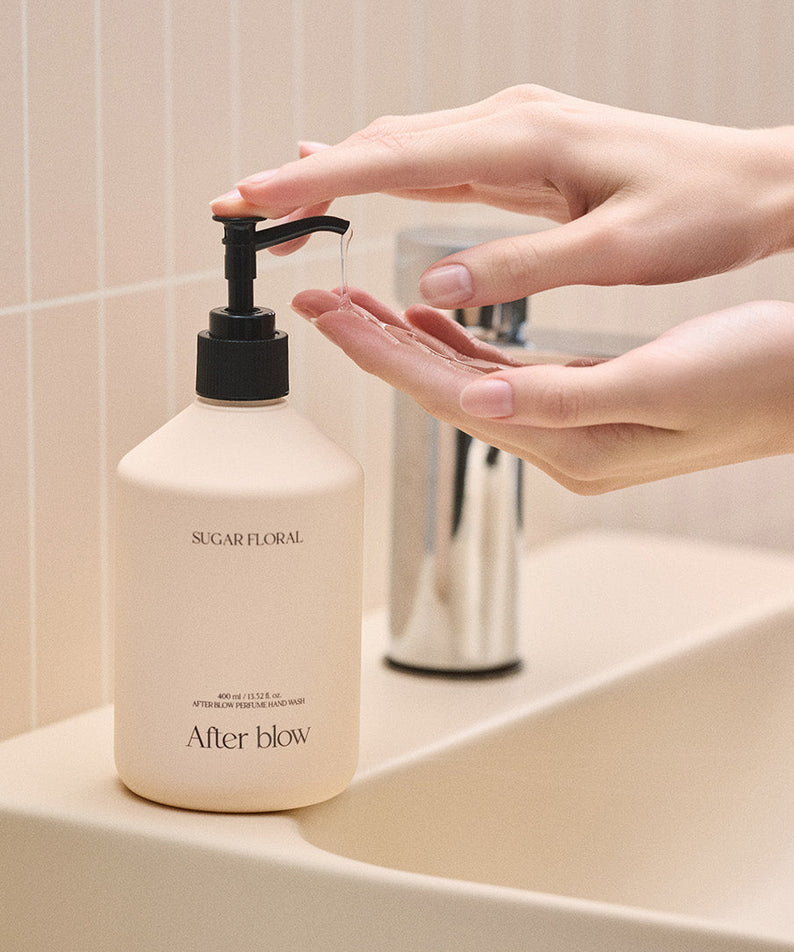 AFTER BLOW Perfume Hand Wash Sugar Floral 400ml, mains sous distributeur dans une salle de bain, savon liquide floral
