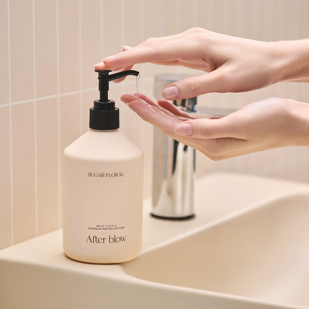 AFTER BLOW Perfume Hand Wash Sugar Floral 400ml, mains sous distributeur dans une salle de bain, savon liquide floral