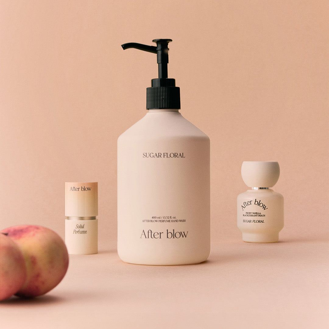 AFTER BLOW Perfume Hand Wash Sugar Floral 400ml : flacon de savon liquide et flacons assortis sur fond beige