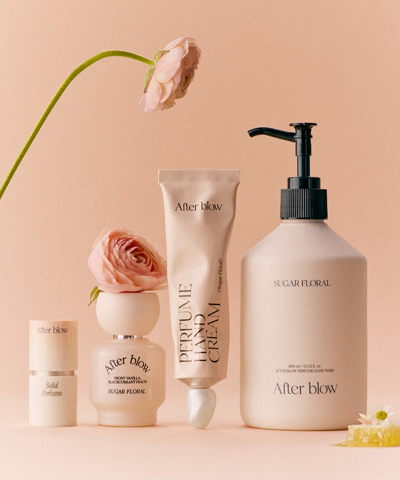 AFTER BLOW Perfume Hand Wash Sugar Floral 400ml, marque After Blow, flacon et mousse sur fond beige avec fleurs.