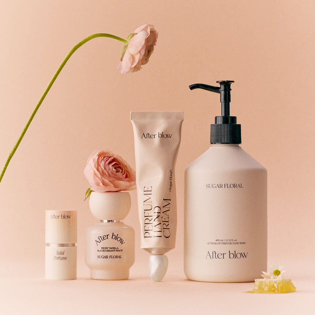 AFTER BLOW Perfume Hand Wash Sugar Floral 400ml, marque After Blow, flacon et mousse sur fond beige avec fleurs.