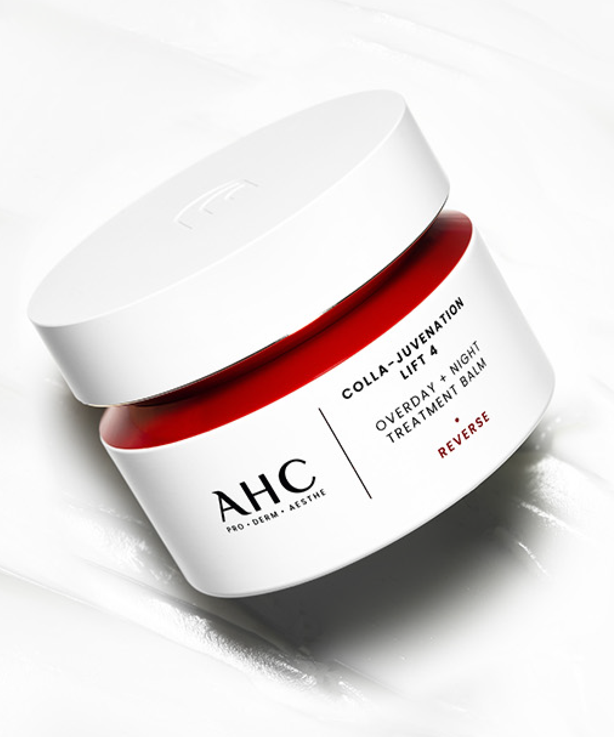 Décris l'image en français : AHC Cola Juvenation Lift 4 Overday Night Treatment Balm 50ml, pot rouge/blanc sur fond blanc.