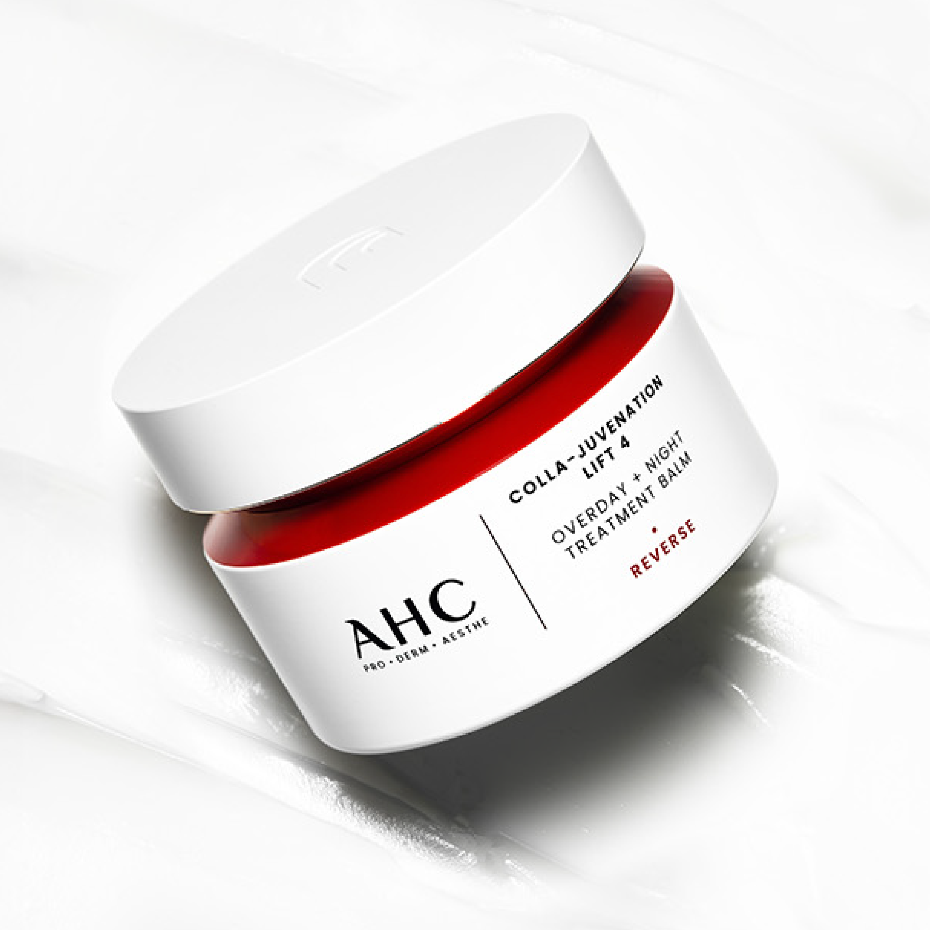 Décris l'image en français : AHC Cola Juvenation Lift 4 Overday Night Treatment Balm 50ml, pot rouge/blanc sur fond blanc.