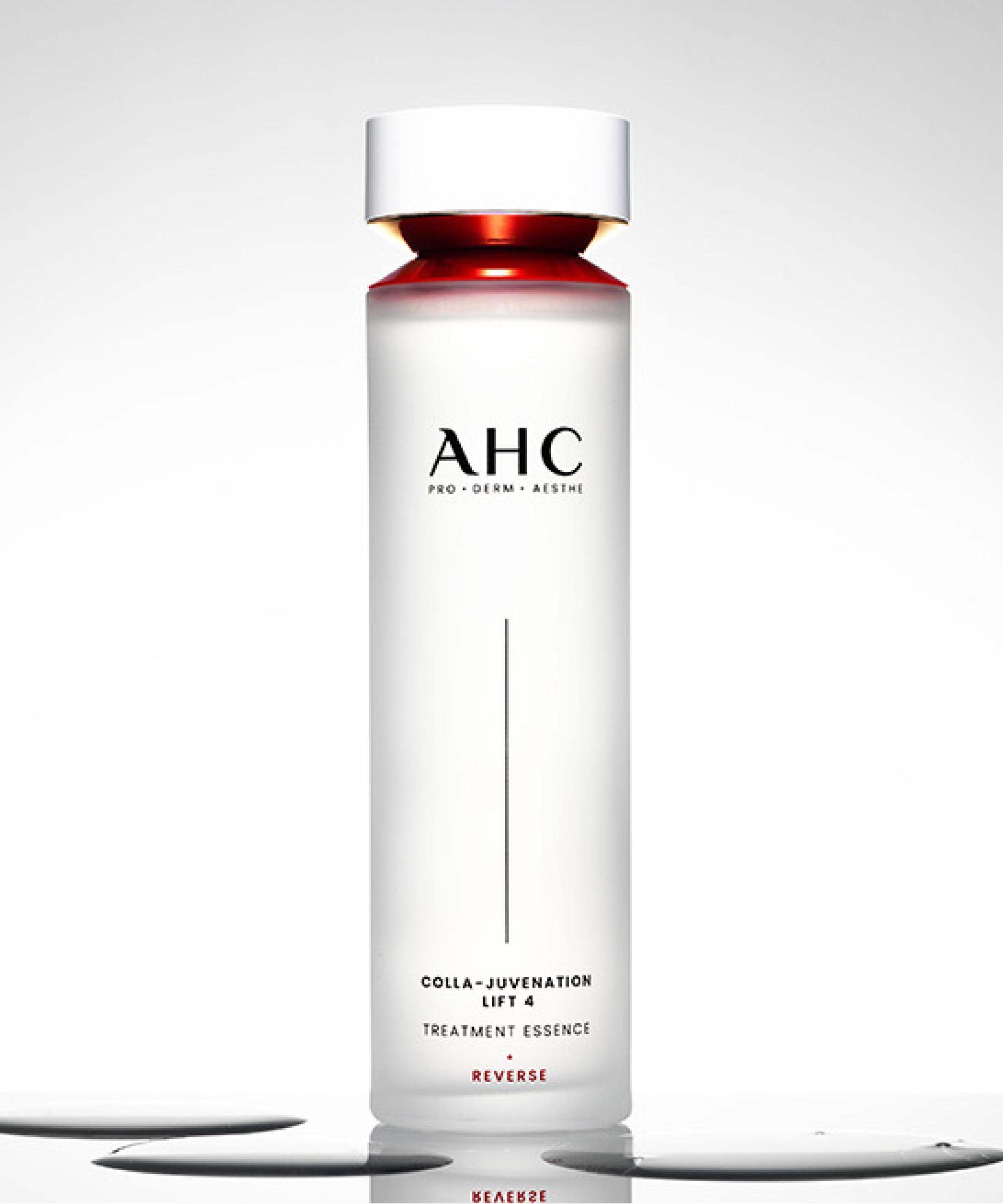 Décris l'image en français : AHC Cola Juvenation Lift 4 Treatment Essence 130ml, flacon blanc marque AHC sur fond clair.