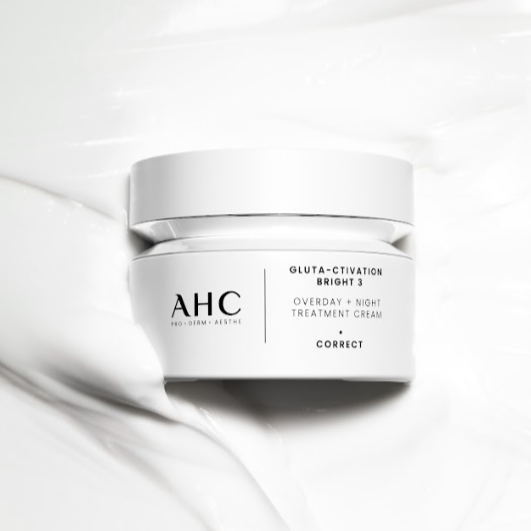 AHC Gluta Activation Bright 3 Overday Night Treatment Cream 50ml, pot blanc AHC sur fond crème lumineux