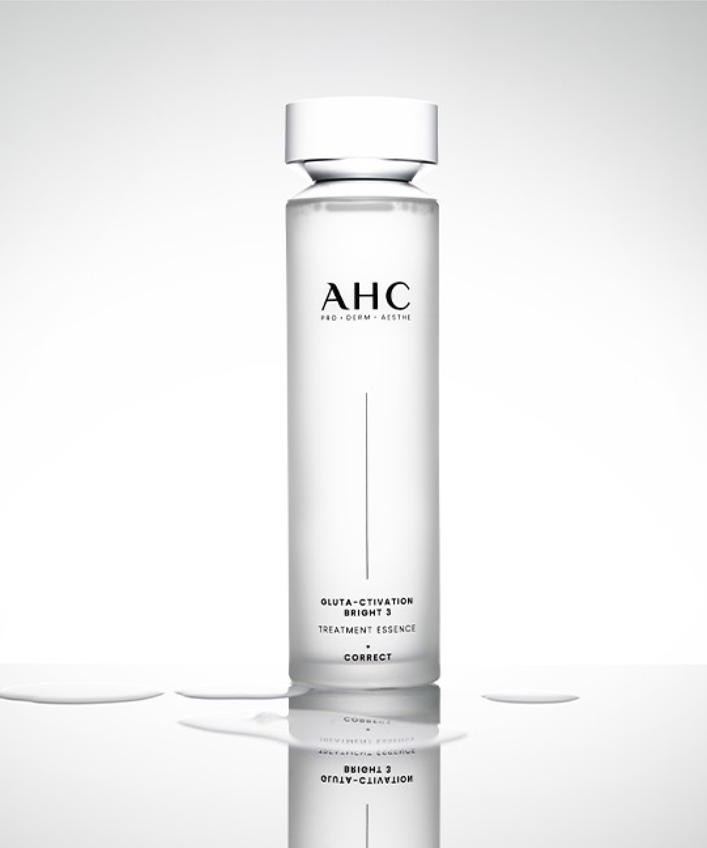 AHC Gluta Activation Bright 3 Treatment Essence 130ml, flacon blanc AHC sur fond clair, reflet au sol.