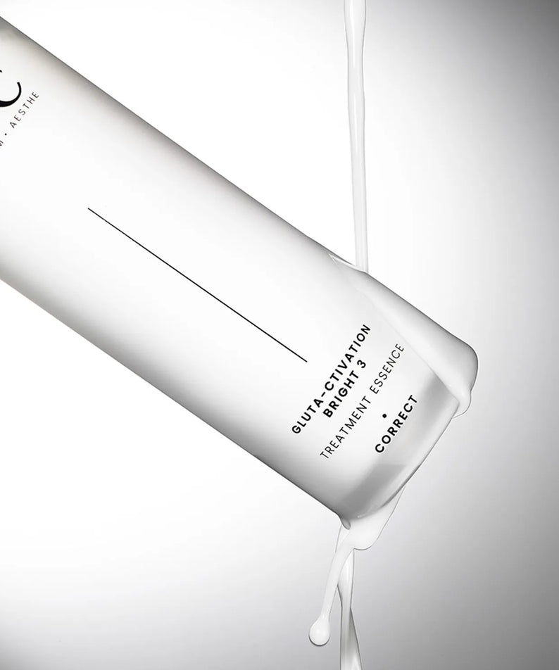 AHC Gluta Activation Bright 3 Treatment Essence 130ml, flacon blanc AHC en studio, lumière douce, goutte de sérum