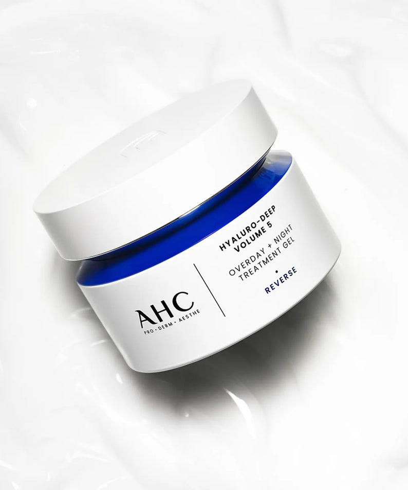 AHC Hyaluro Deep Volume 5 Overday Night Treatment Gel 50ml de la marque AHC, pot bleu sur fond blanc lumineux