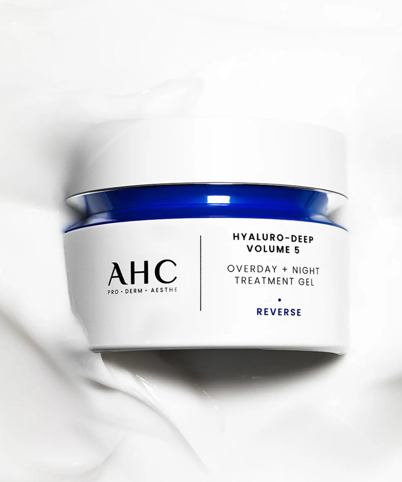 AHC Hyaluro Deep Volume 5 Overday Night Treatment Gel 50ml, pot de soin AHC sur fond blanc, style gel hydratant