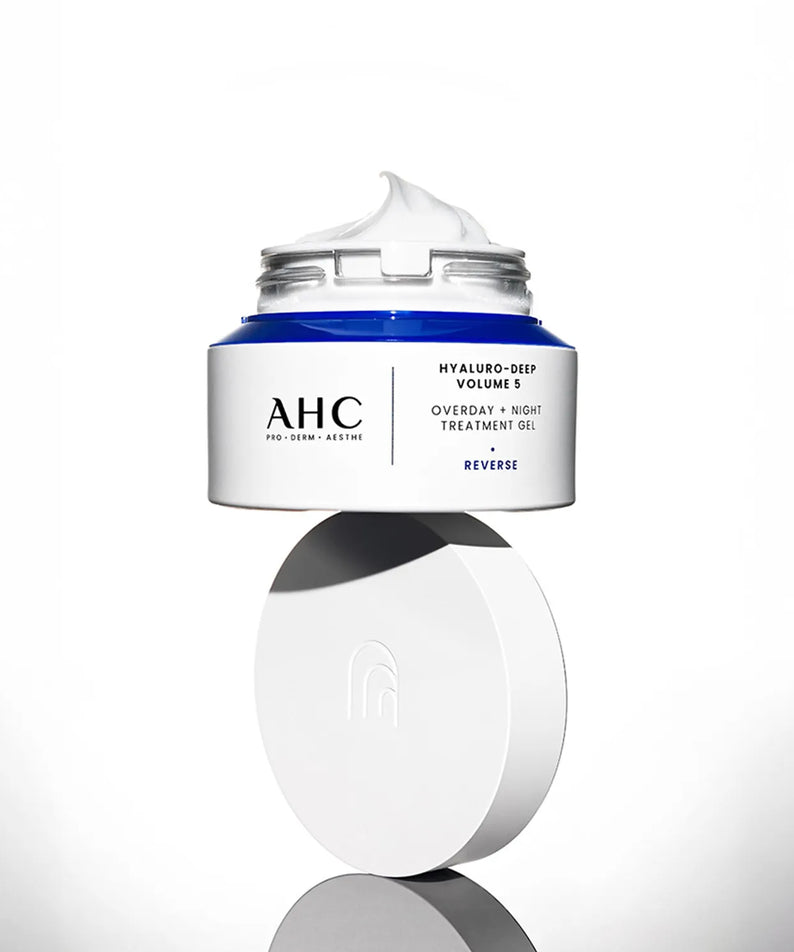 Décrivez l'image en français : AHC Hyaluro Deep Volume 5 Overday Night Treatment Gel 50ml de la marque AHC en pot blanc sur fond clair.