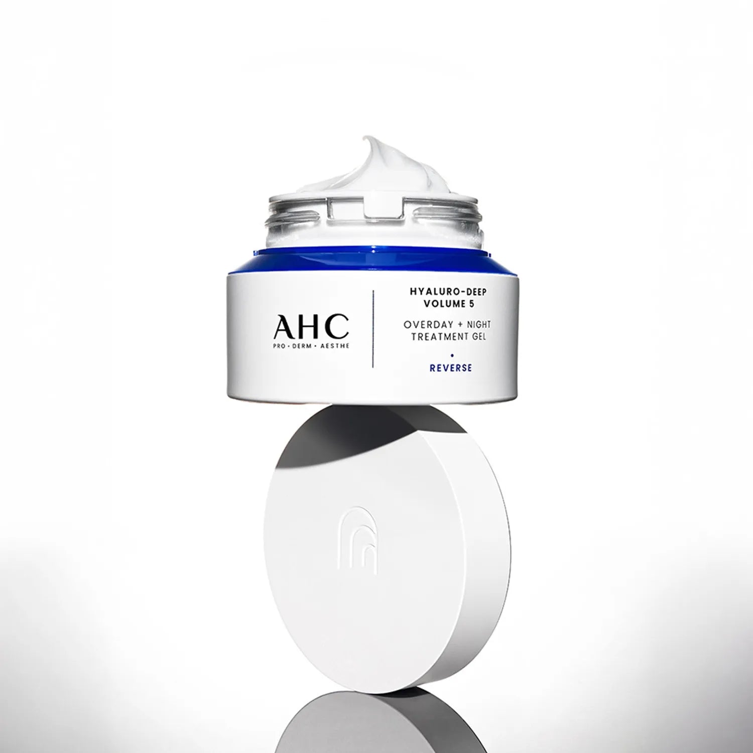 Décrivez l'image en français : AHC Hyaluro Deep Volume 5 Overday Night Treatment Gel 50ml de la marque AHC en pot blanc sur fond clair.