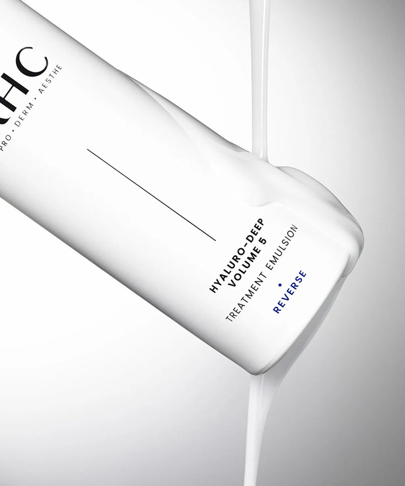 AHC Hyaluro Deep Volume 5 Treatment Essence 130ml, bouteille blanche sur fond clair, vue produit marque AHC.