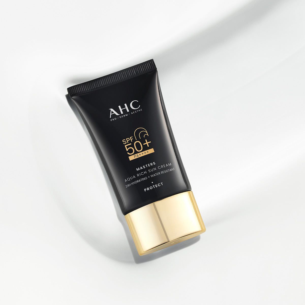 AHC Masters Aqua Rich Sunscreen 50ml AHC : tube crème solaire SPF50+ en gros plan sur fond clair, contexte skincare.