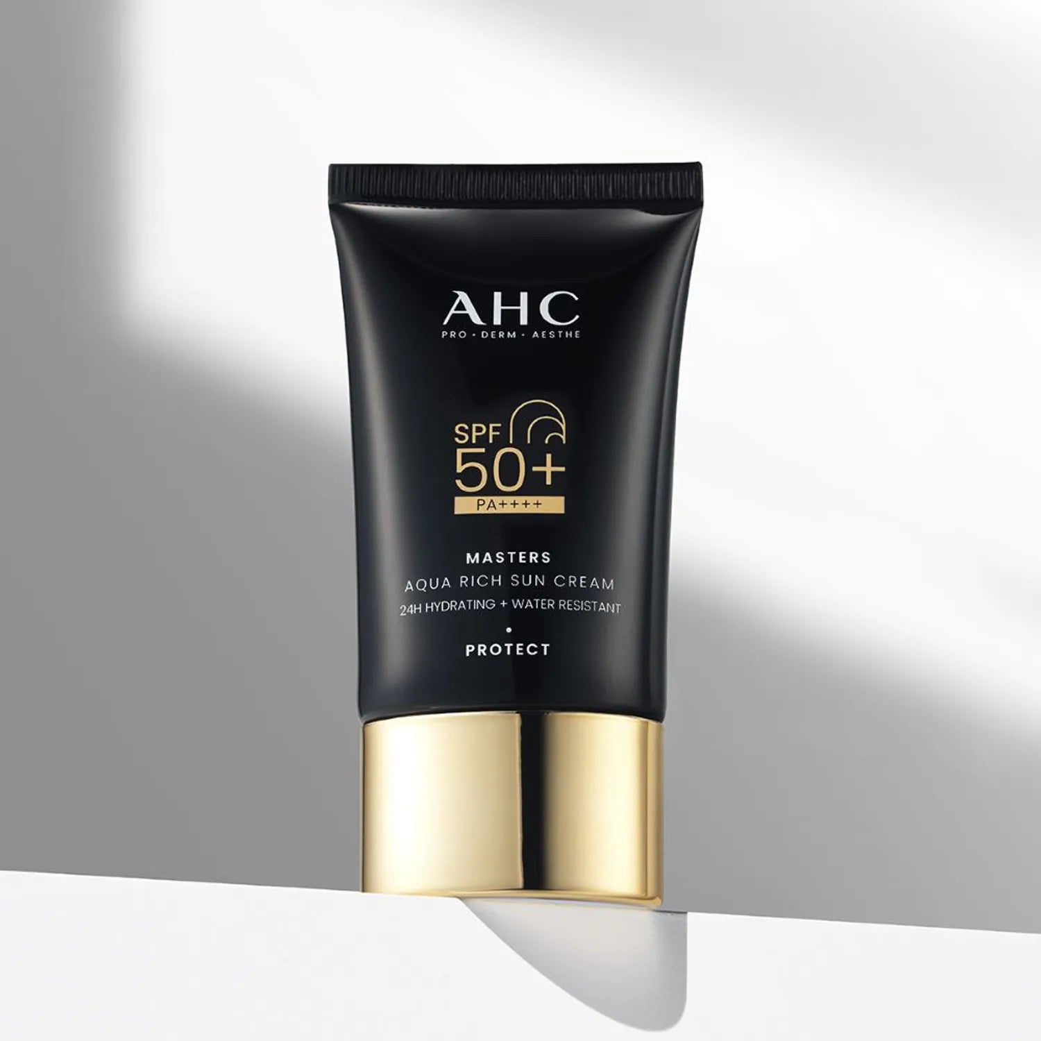 Décrivez l'image en français : AHC Masters Aqua Rich Sunscreen 50ml, crème solaire AHC SPF 50+ sur fond clair.
