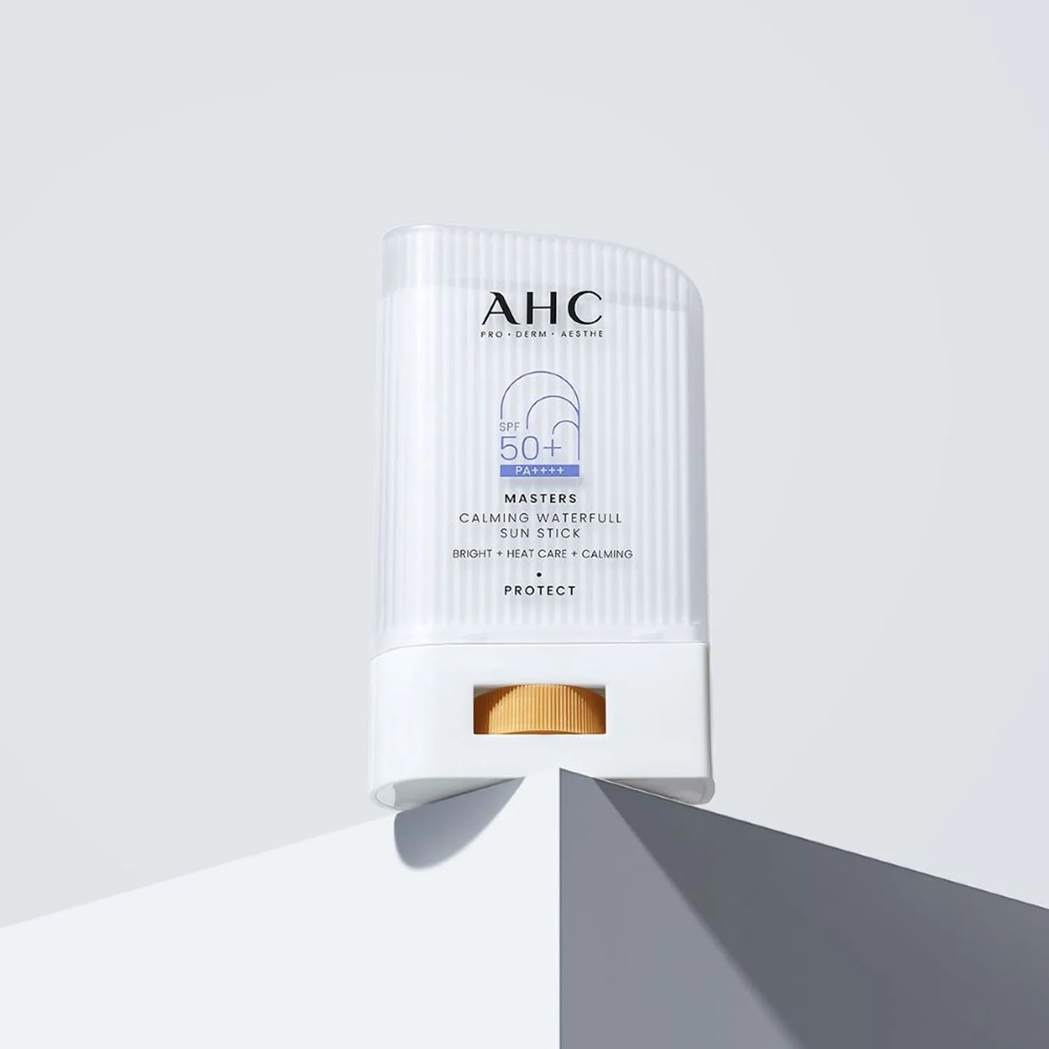 AHC Masters Calming Waterfull Sun Stick 22g par AHC, stick SPF50+ sur fond minimal, visuel produit en gros plan