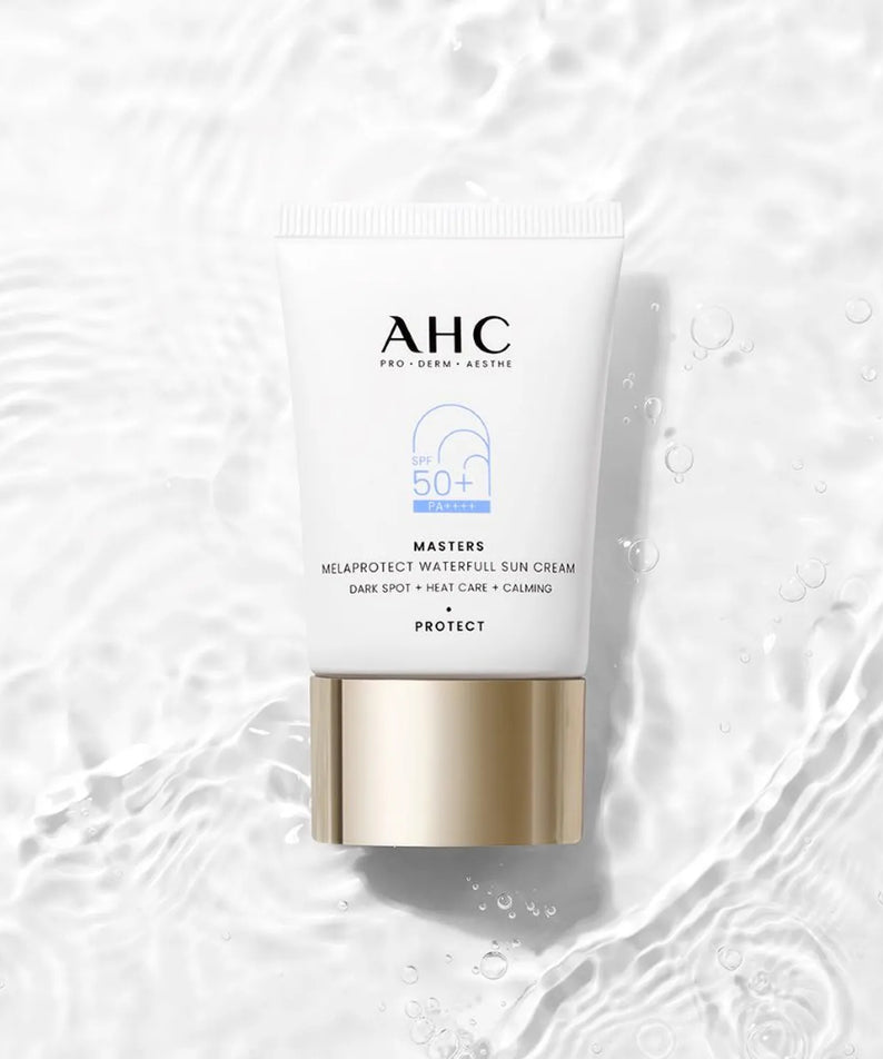 AHC Masters Mela Protect Waterfull Sunscreen 40ml de la marque AHC, tube sur fond éclaboussures d’eau, protection SPF50+.