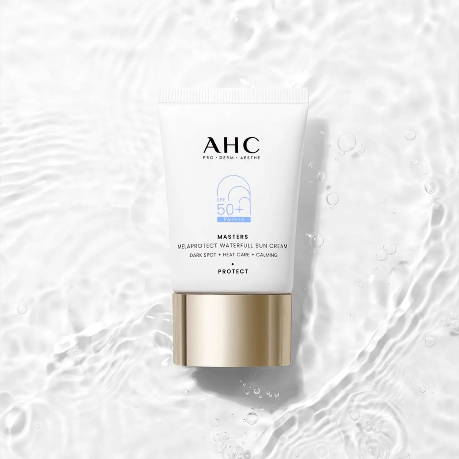 AHC Masters Mela Protect Waterfull Sunscreen 40ml de la marque AHC, tube sur fond éclaboussures d’eau, protection SPF50+.