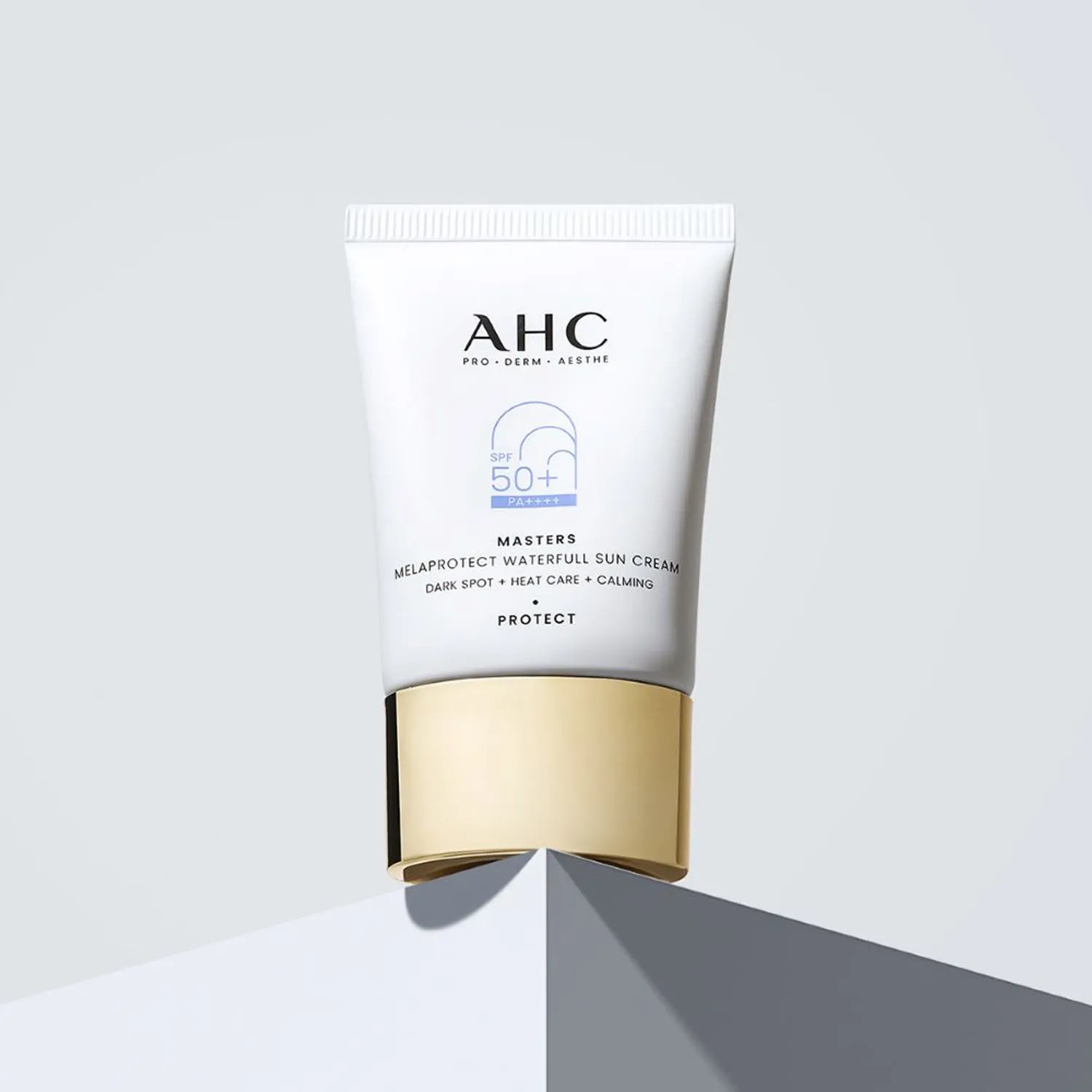 AHC Masters Mela Protect Waterfull Sunscreen 40ml tube AHC sur fond clair, contexte studio photo.