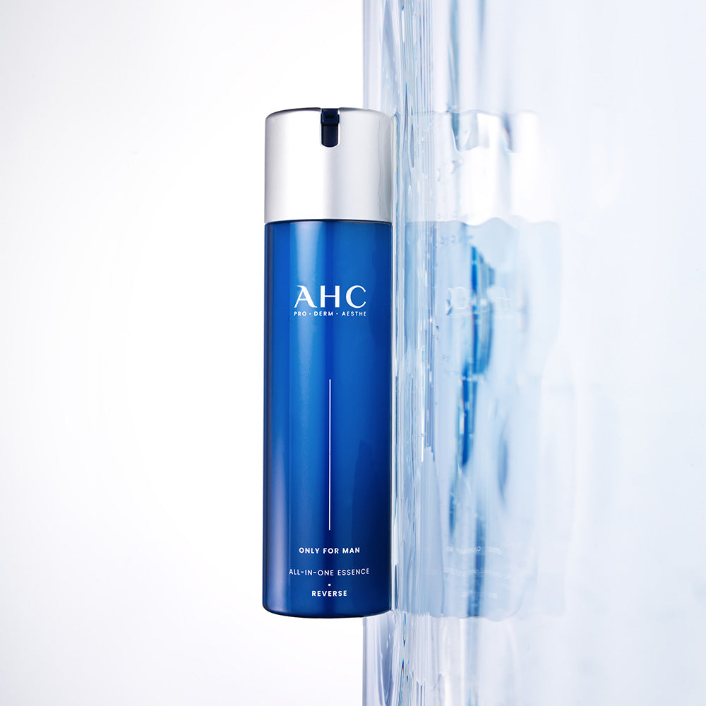 AHC Only For Men All-in-One Essence 200ml, flacon bleu AHC sur fond clair avec effet d’eau fraîche, contexte cosmétique