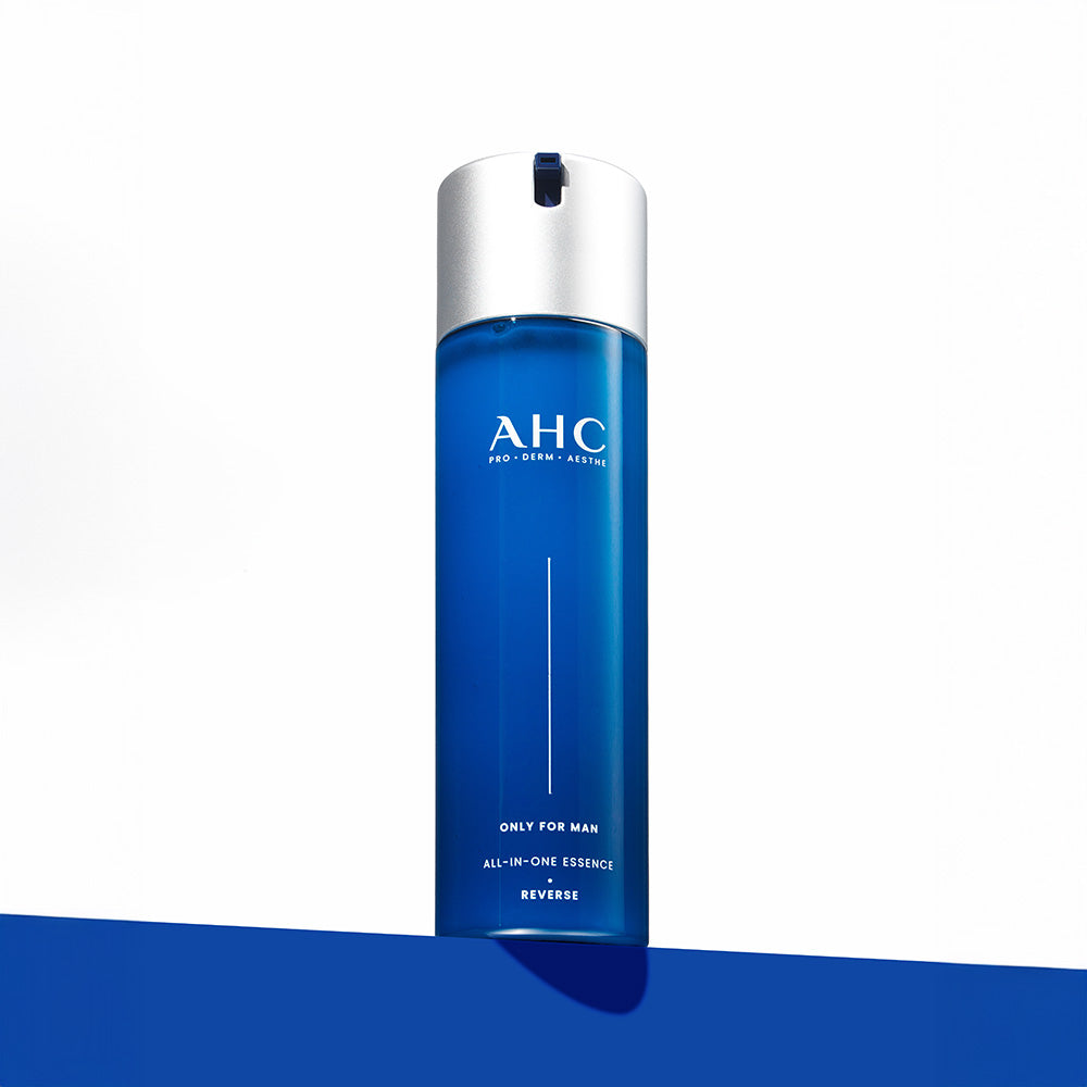 Décris l'image en français : AHC Only For Men All-in-One Essence 200ml, flacon bleu AHC sur fond blanc, contexte skincare.