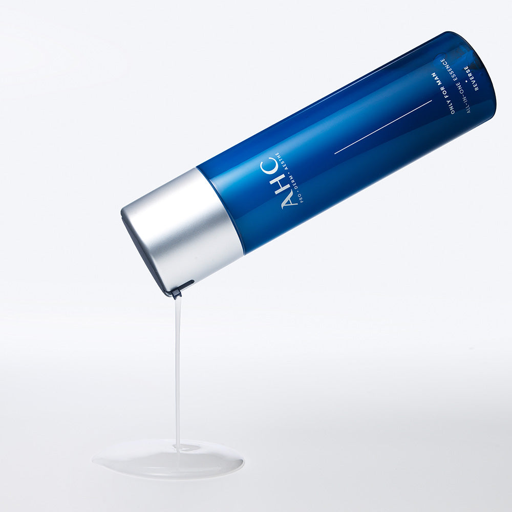 AHC Only For Men All-in-One Essence 200ml sur fond clair, bouteille bleue et blanche, contexte cosmétique pour hommes.
