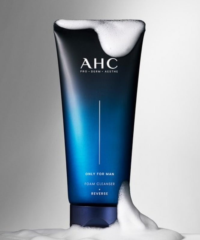 AHC Only For Men Foam Cleanser 140ml de la marque AHC sur fond blanc, flacon bleu et mousse de nettoyage