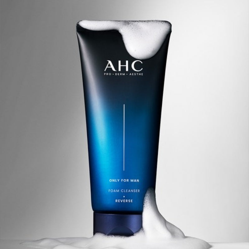 AHC Only For Men Foam Cleanser 140ml de la marque AHC sur fond blanc, flacon bleu et mousse de nettoyage