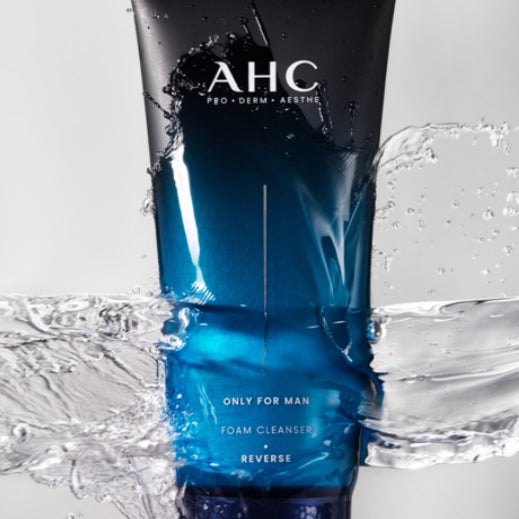 Décris l'image en français : AHC Only For Men Foam Cleanser 140ml, flacon bleu AHC avec mousse et éclaboussures d’eau.
