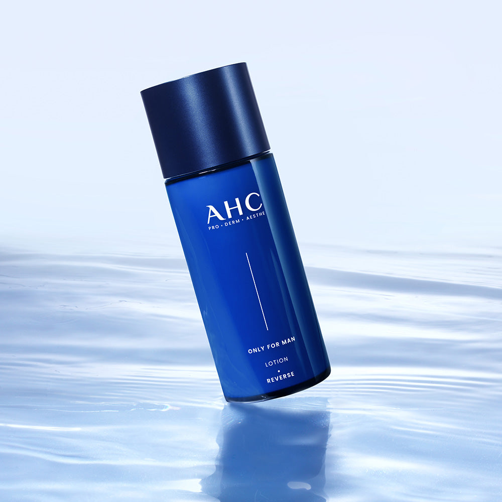 AHC Only For Men Lotion 150ml, flacon bleu AHC sur fond bleu, contexte visuel maquillage soins hommes.