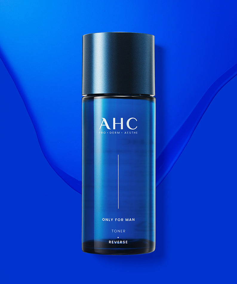 AHC Only For Men Toner 150ml, flacon bleu sur fond abstrait, marque AHC, visuel produit en gros plan