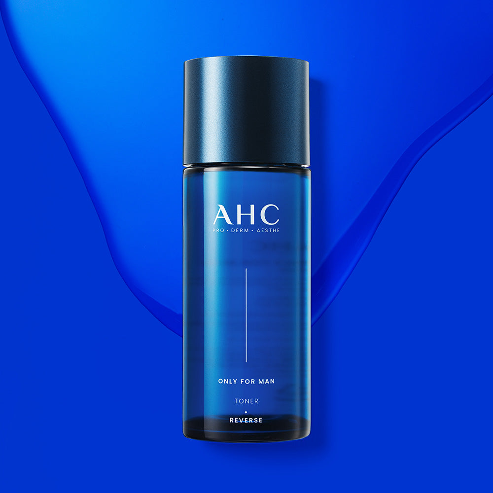 AHC Only For Men Toner 150ml, flacon bleu sur fond abstrait, marque AHC, visuel produit en gros plan