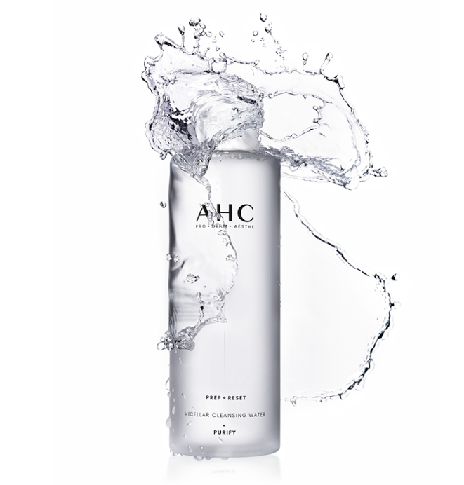 AHC Prep Reset Micellar Cleansing Water 255ml, marque AHC, flacon avec eau micellaire en splash sur fond blanc