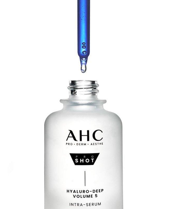 AHC Pro Shot Hyaluro Deep Volume 5 Intra Serum 40ml, bouteille blanche AHC, sérum avec pipette bleue, fond clair.