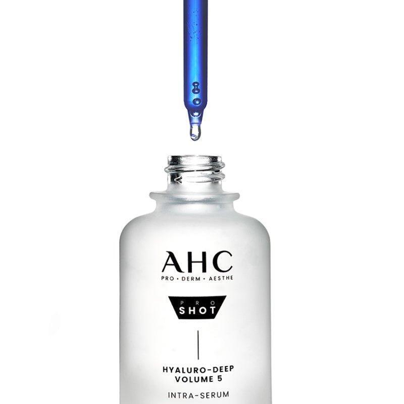 AHC Pro Shot Hyaluro Deep Volume 5 Intra Serum 40ml, bouteille blanche AHC, sérum avec pipette bleue, fond clair.