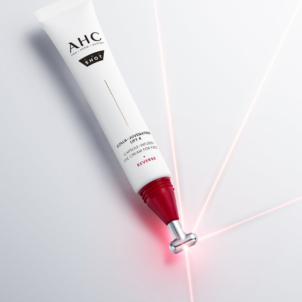 AHC Proshot Collagen Juvenion Lift 4 Capsule Infused Eye Cream for Face 30ml, tube AHC sur fond blanc, flacon en lumière.