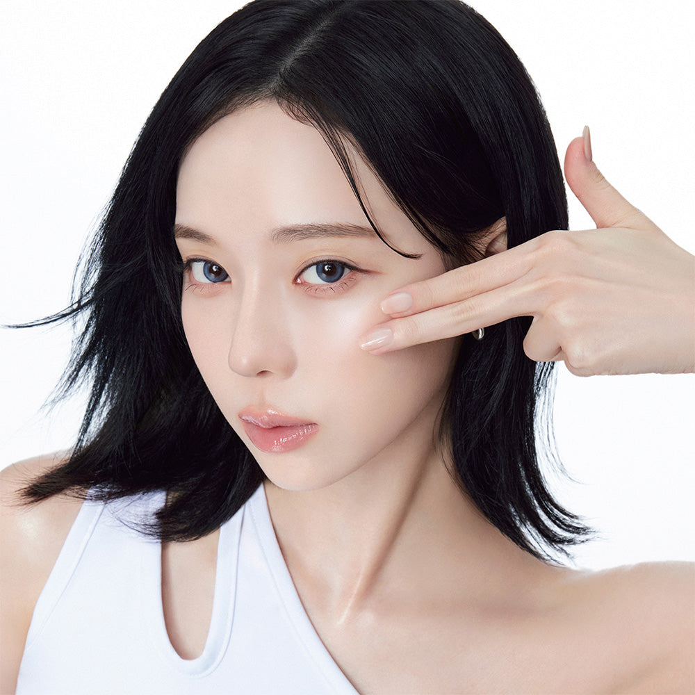 AHC Proshot Collagen Juvenion Lift 4 Capsule Infused Eye Cream for Face 30ml, AHC, femme appliquant crème contour des yeux