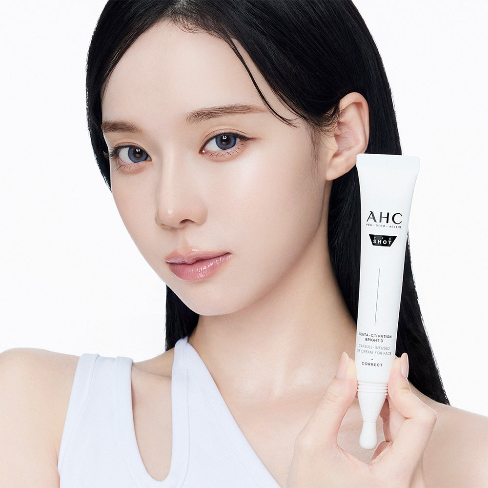 AHC Proshot Gluta Activation Bright 3 Capsule Eye Cream for Face 30ml : tube crème AHC près de l’œil, femme en gros plan
